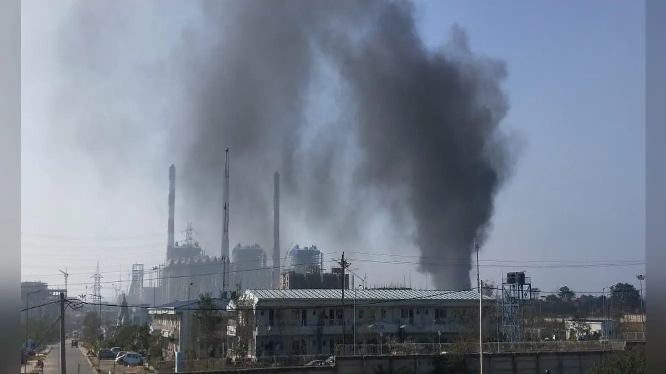 टंडवा के NTPC क्षेत्र में लगी आग, स्क्रैप जलकर हुई राख