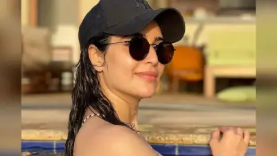 Karishma Tanna ने ब्लू बिकिनी में फ्लॉन्ट किया अपना फिगर,फैंस ने कमेंट में पूछा- बॉयफ्रेंड ने फोटो खींची?