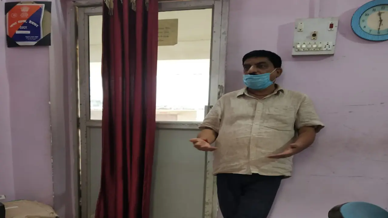 Jharkhand Crime News : नौकरी दिलाने के नाम पर 18 लोगों से 38 लाख रुपये की ठगी, देवघर के करौं ब्लॉक का हेड क्लर्क गिरफ्तार