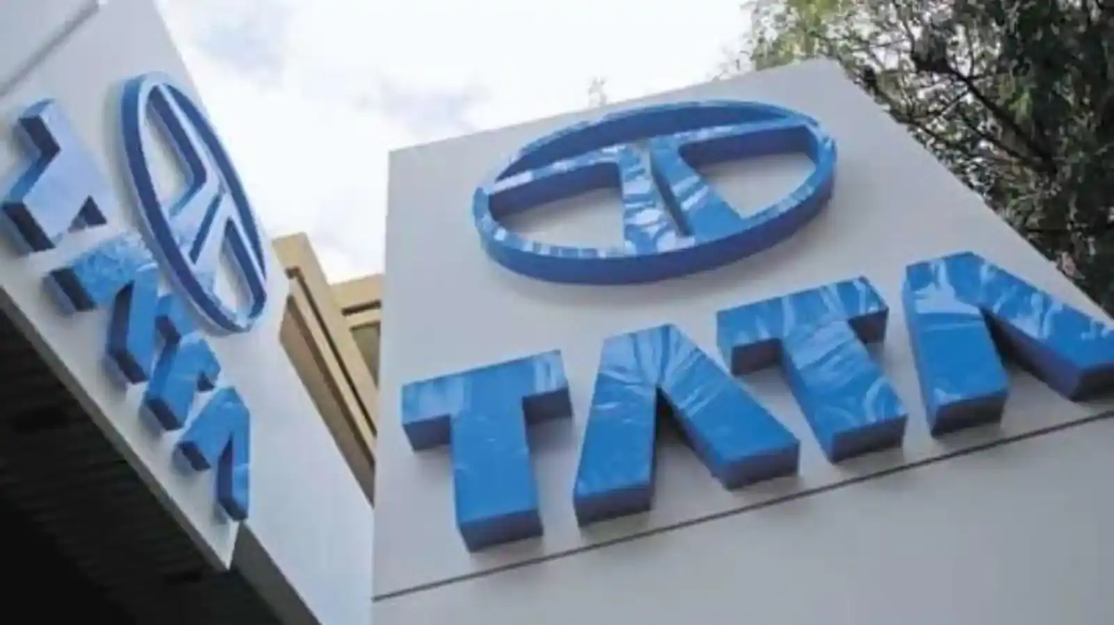 Tata Motors Share Price: रॉकेट की तेजी से आगे निकले टाटा मोटर्स के स्टॉक, निवेशकों की भर गयी झोली