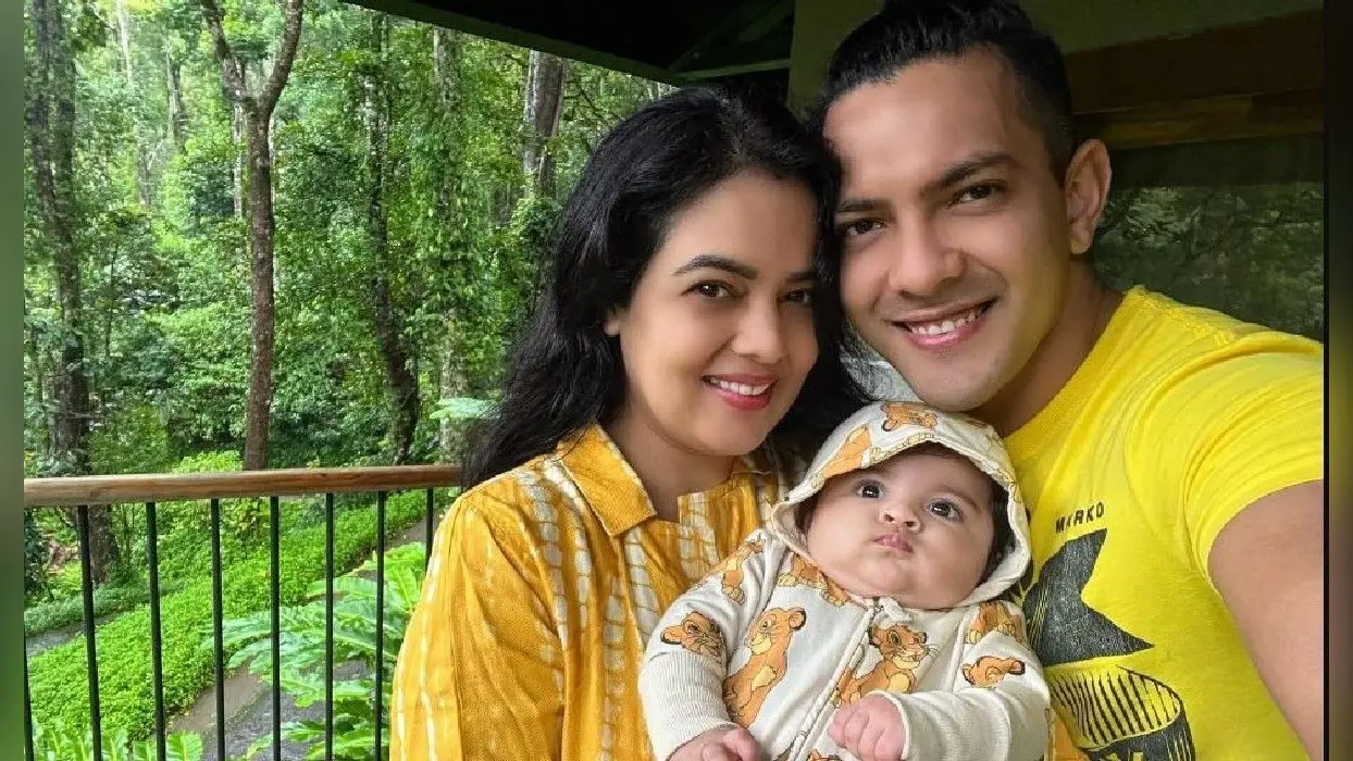 आदित्य नारायण ने फैमिली संग शेयर की बेहद खूबसूरत तसवीर, तविशा की क्यूटनेस ने जीता दिल
