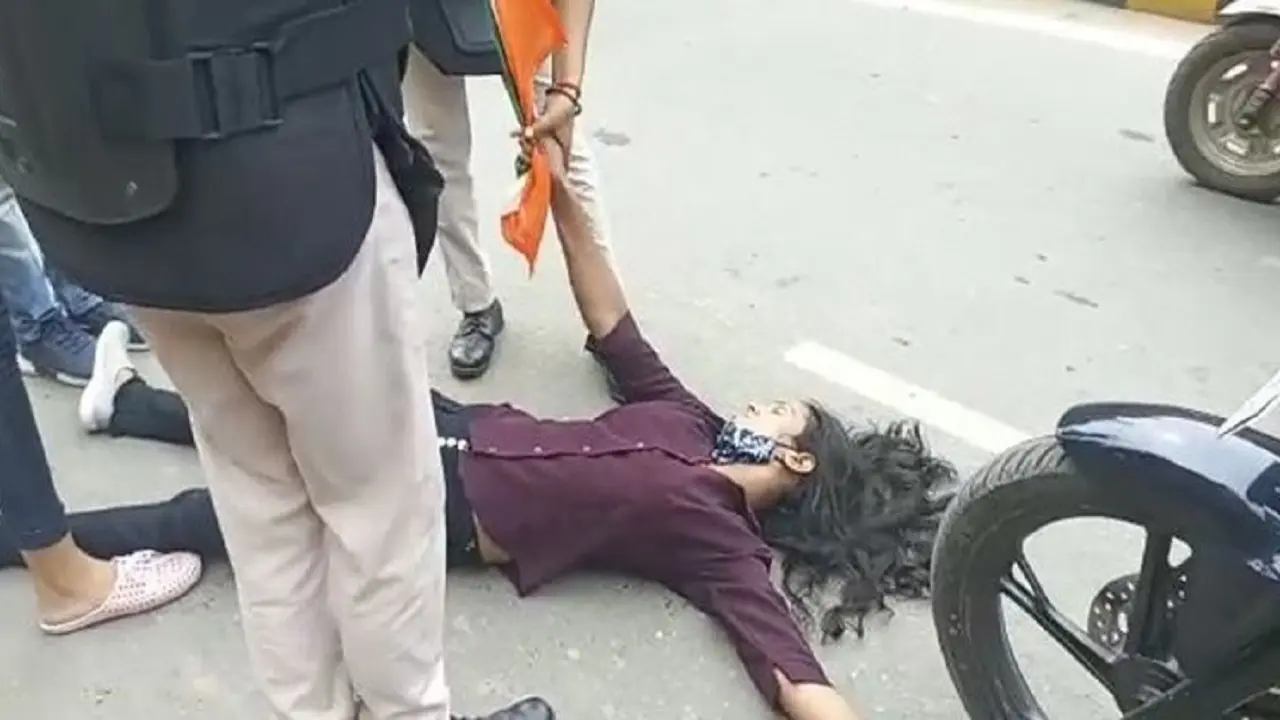 बिहार शिक्षक अभ्यर्थियों पर पुलिस ने फिर किया लाठीचार्ज,जल्द बहाली के लिए राजभवन का करने जा रहे थे घेराव