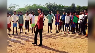 Jharkhand News: शिक्षक बिनेश्वर कुमार ने पुरस्कार राशि से बनाया खेल का मैदान, जानें कौन हैं वो
