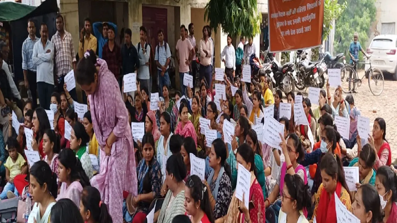 ट्रांसफर के बाद रिलीव न करने से नाराज टीचरों ने लखनऊ में डेरा डाला,मांग पूरी कराने को शिक्षा भवन के बाहर अड़े