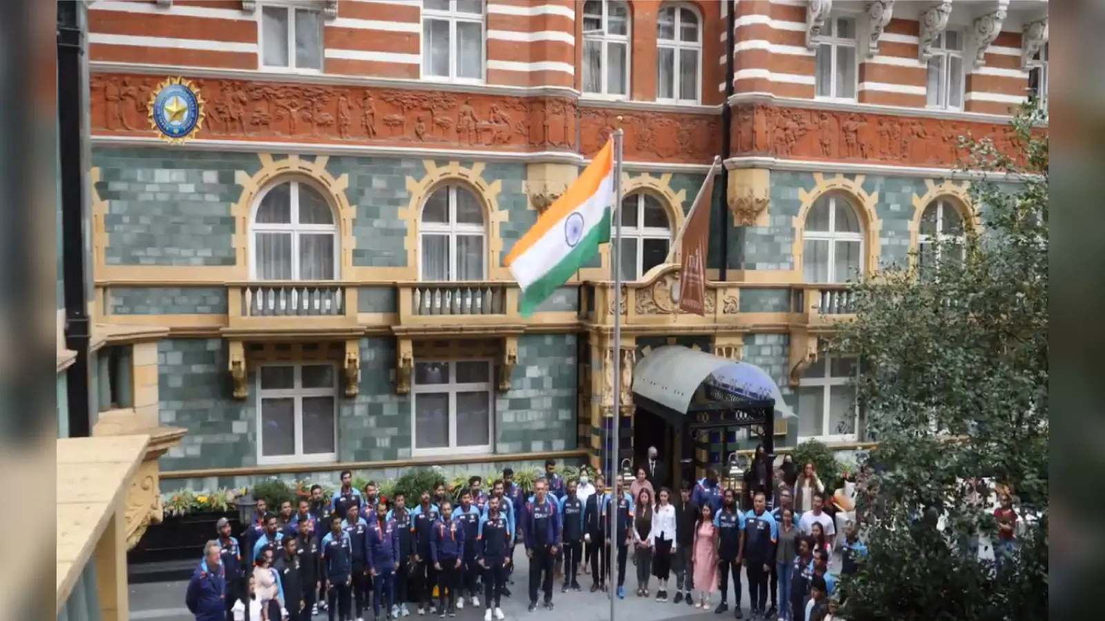 IND vs ENG: विराट कोहली ने इंग्लैंड में फहराया तिरंगा, कोच रवि शास्त्री के साथ पूरी टीम थी मौजूद, Watch VIDEO