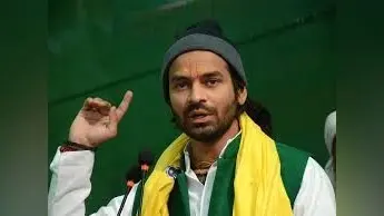 Bihar Election 2020: भीड़ में घिरे तेजस्वी का युवक को धक्का देते हुए वीडियो वायरल, JDU ने कहा- ऐसे लोग जनता का सम्मान कैसे करेंगे?