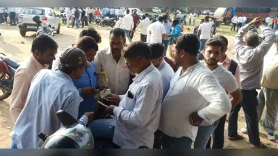 Jharkhand News : खुले मैदान में ठेकेदार जिला परिषद की योजनाओं के लिए कर रहे थे टेंडर मैनेज, Video Viral
