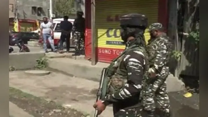 Jammu Kashmir : श्रीनगर के जेवन में पुलिस बस पर आतंकवादियों ने की अंधाधुंध फायरिंग, 2 पुलिसकर्मी शहीद, 12 घायल