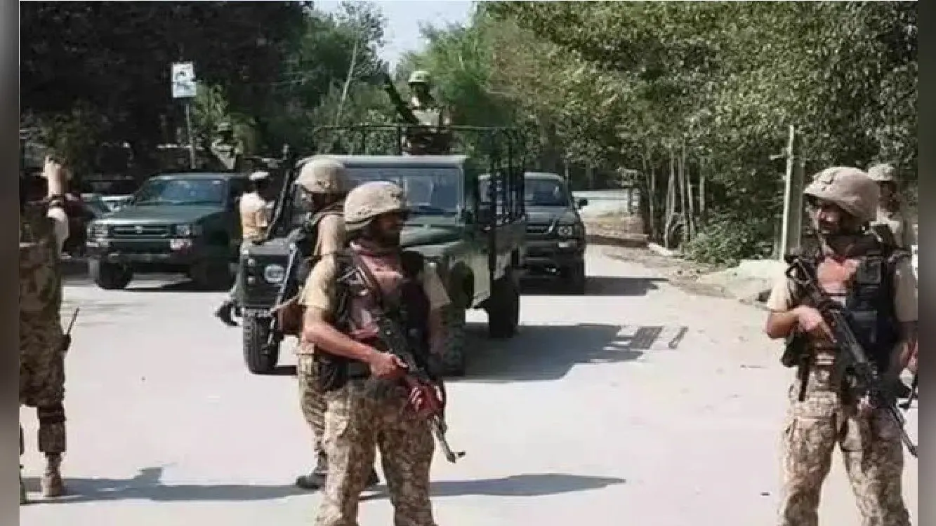 Jammu and Kashmir: पुलवामा के परिगाम में सुरक्षाबलों ने एक आतंकी को मार गिराया, मुठभेड़ जारी