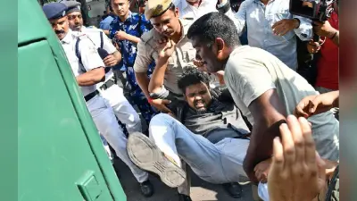 टेट उम्मीदवारों ने नौकरी की मांग करते हुए सड़क पर किया हंगामा, पुलिस के साथ हुई धक्का-मुक्की