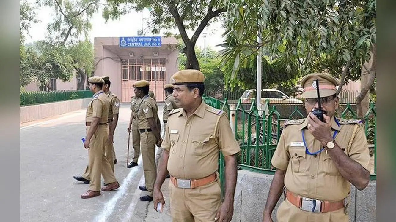 थाना परिसर स्थित सरकारी आवास से नींद में सो रहे पुलिसकर्मी की सर्विस पिस्टल चोरी, जांच में जुटी पुलिस