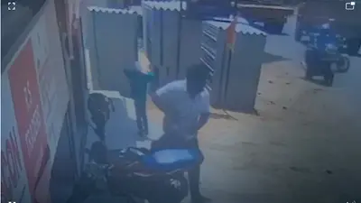 मुजफ्फरपुर में बाइक की डिक्की से उड़ाए लाख रुपये, सीसीटीवी में कैद हुई तस्वीर तो सभी रह गए हैरान