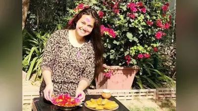 PHOTOS: होली के रंग में IAS टीना डाबी, गाल पर सुर्ख लाल गुलाल और फैंस के भी खिल उठे चेहरे