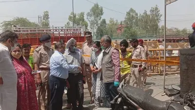 Delhi Mundka Fire: मृतकों के परिजनों ने किया प्रदर्शन, पुलिस अधिकारियों से अपनों के अवशेष सौंपने को कहा