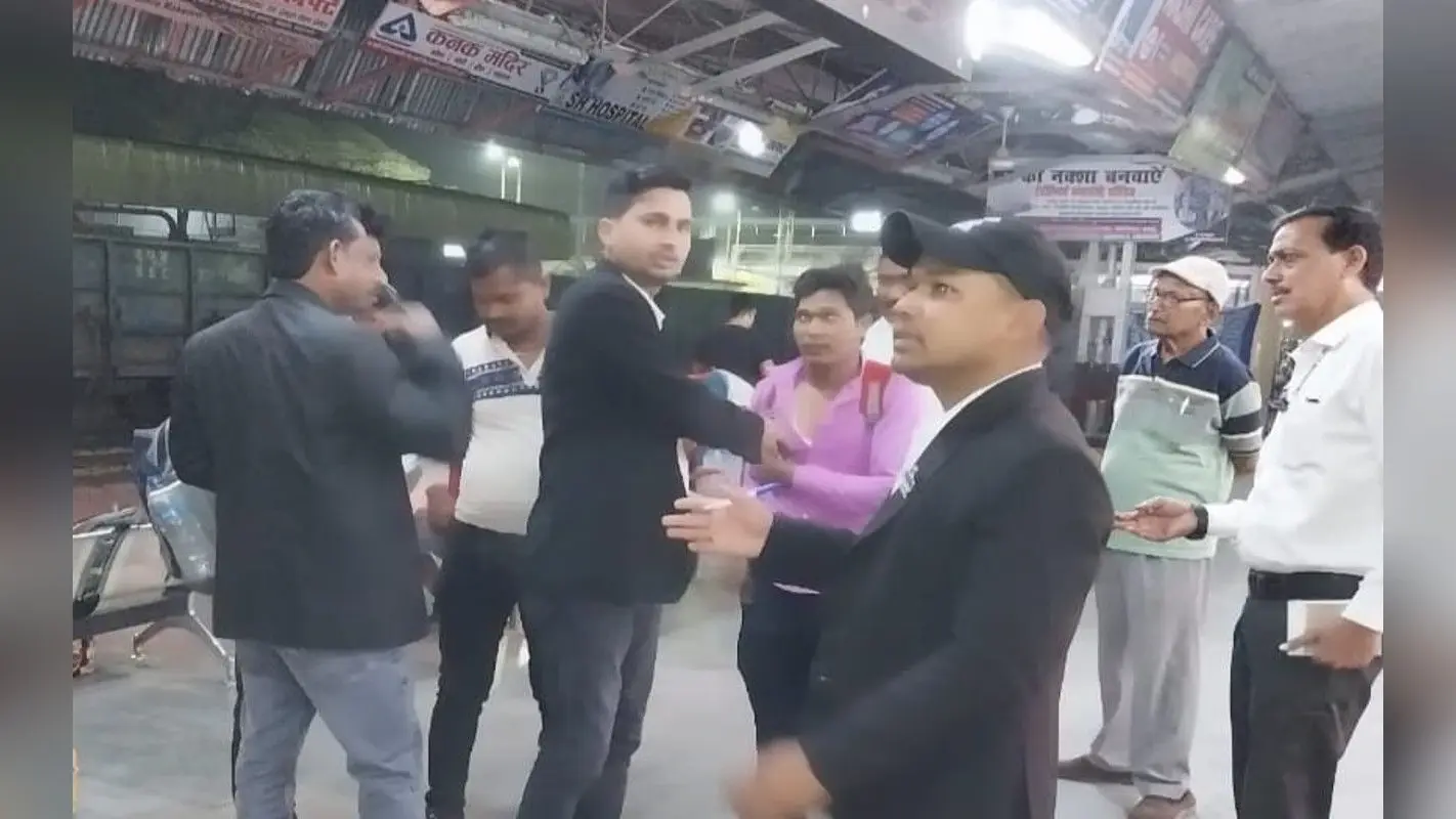 बिना टिकट ट्रेनों में सफर करना यात्रियों को पड़ेगा महंगा, पलामू में 102 लोगों से वसूले गये करीब 40 हजार रुपये