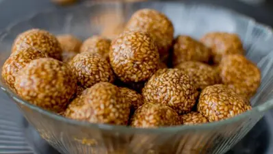 Makar Sankranti 2023: मकर संक्रांति के दिन क्यों खाए जाते हैं तिल और गुड़ के लड्डू, जानें इसके फायदे