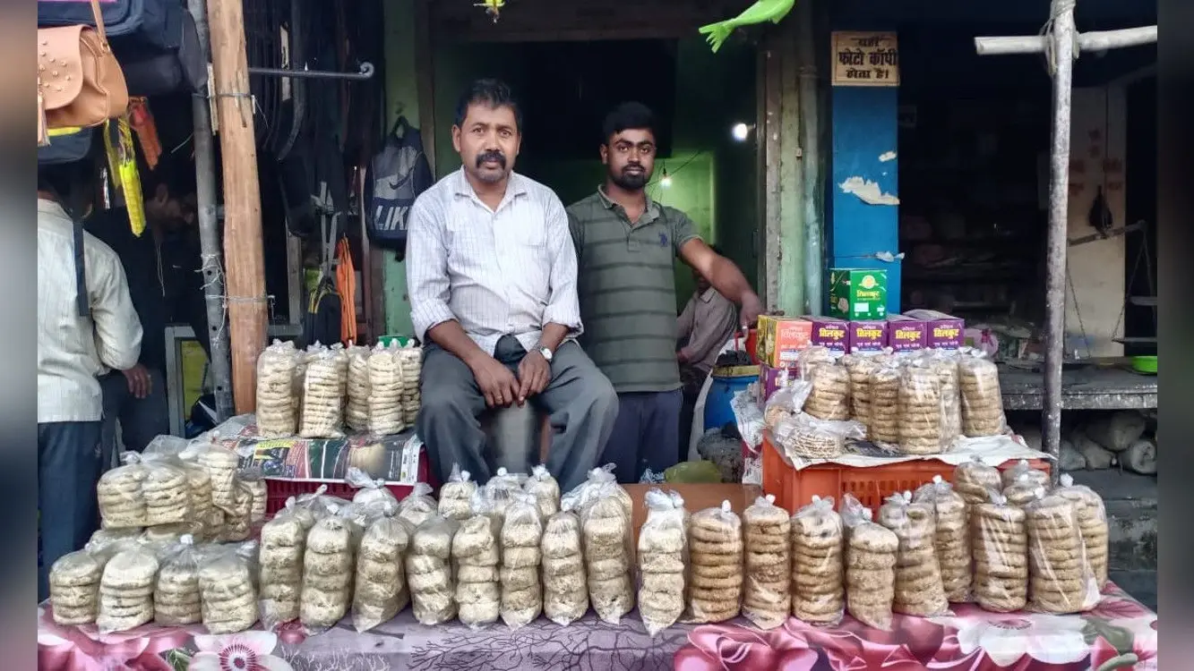 Makar Sankranti 2021 : बड़कागांव के तिलकुट बाजार में बढ़ी रौनक, सोंधी खुशबू लोगों को कर रही आकर्षित, जानें मार्केट का भाव