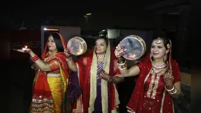 Karwa Chauth 2023: करवा चौथ पर सुहागिनों ने किया चांद का दीदार: PHOTOS