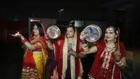 Karwa Chauth 2023: करवा चौथ पर सुहागिनों ने किया चांद का दीदार: PHOTOS