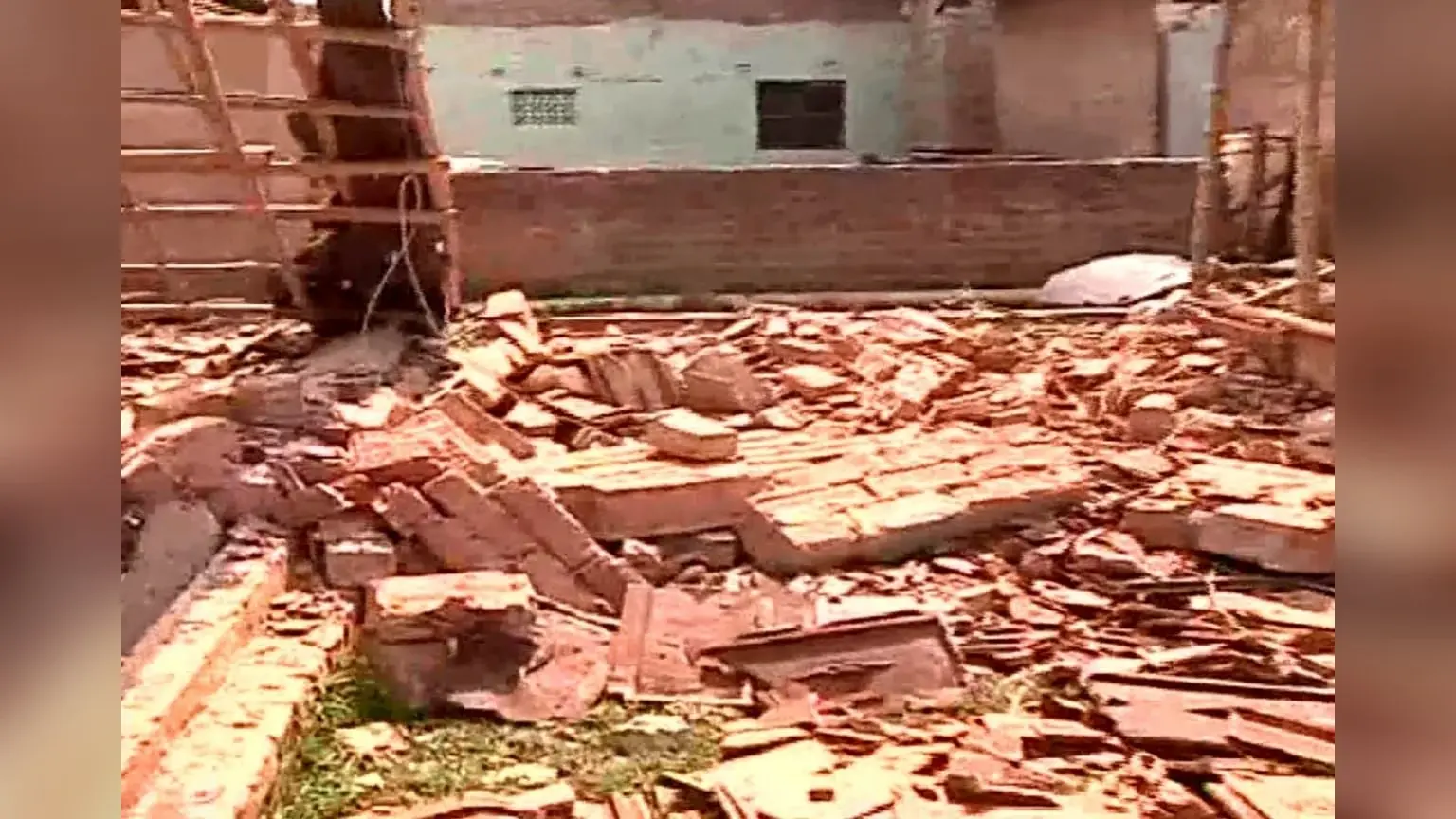 उत्तर 24 परगना के टीटागढ़ में बम विस्फोट में क्लब ध्वस्त, एक की मौत, कई बम बरामद