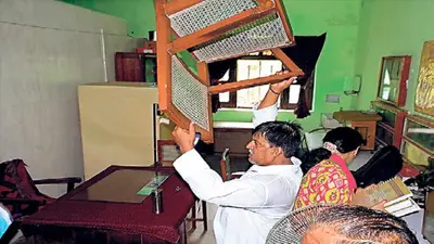 रणभूमि बना तिलकामांझी भागलपुर विश्विद्यालय, हड़ताल के दौरान कर्मियों ने कुर्सी-टेबल जमीन पर पटक कर तोड़ा