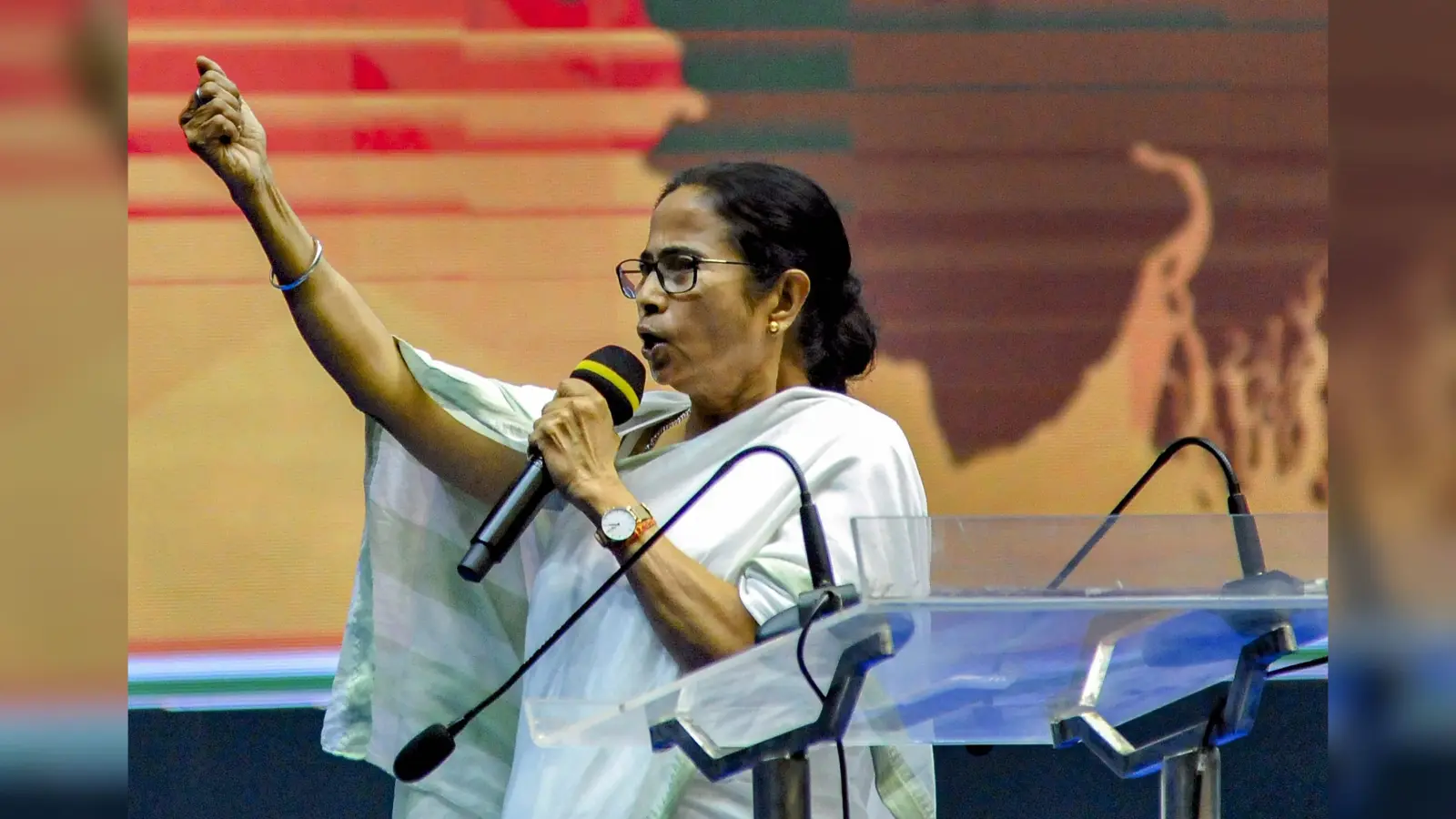 राज्यपाल जगदीप धनखड़ का सरकार पर हमला, कहा – ओछी राजनीति कर रहीं ममता, मीडिया को धमकाना बंद करें