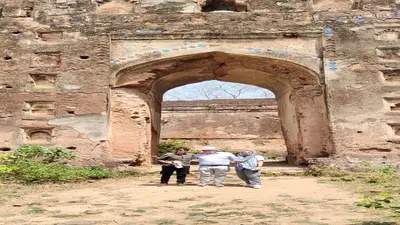 Jharkhand News : कोरोना के बाद विदेशी पर्यटक पहुंचे बेतला नेशनल पार्क व पलामू किला, तारीफ में कही ये बात