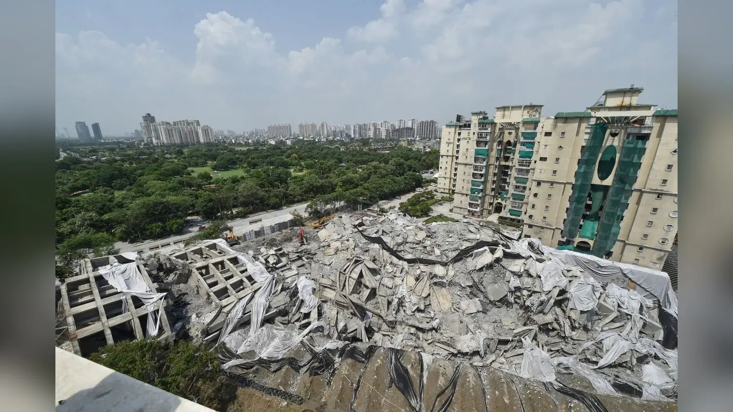 Twin tower की तरह ढहाई जा सकती हैं ग्रेटर नोएडा की ये इमारतें, फ्लैट मालिकों ने रखी डिमांड