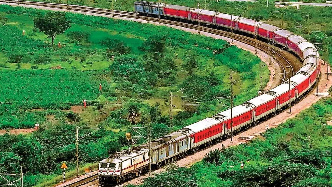 Indian Railways: वंदे भारत या दुरंतो नहीं, इन पांच ट्रेनों से रेलवे करता है बंपर कमाई