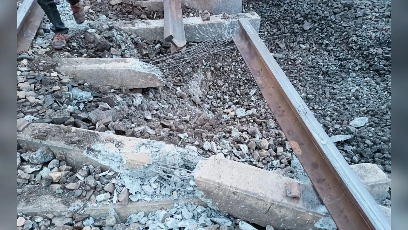 भारत बंद : झारखंड में नक्सलियों ने उड़ाया रेलवे ट्रैक, कई ट्रेनें रद्द