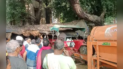 Garhwa News: गढ़वा के श्री बंशीधर नगर में अनियंत्रित ट्रैक्टर होटल में घुसा, देखें PICS