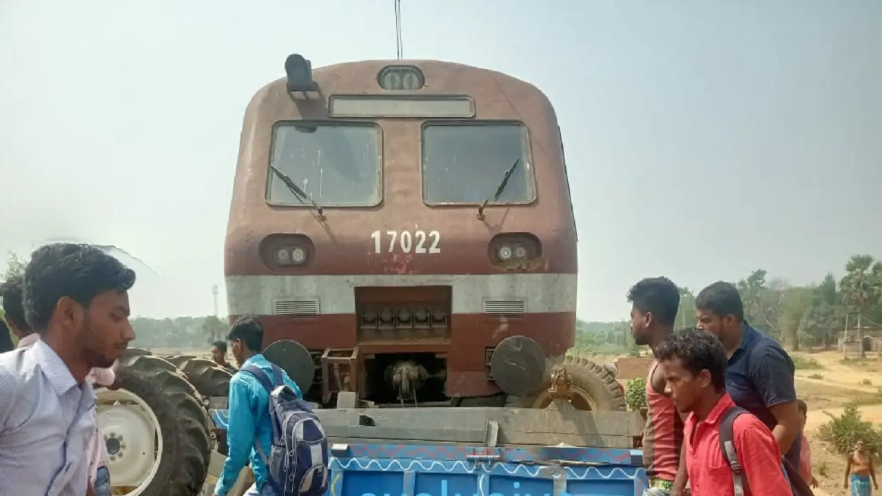 Jharkhand News: इयरफोन पर गाना सुनते हुए चला रहा था ट्रैक्टर, ट्रेन की चपेट में आने से ड्राइवर की मौत