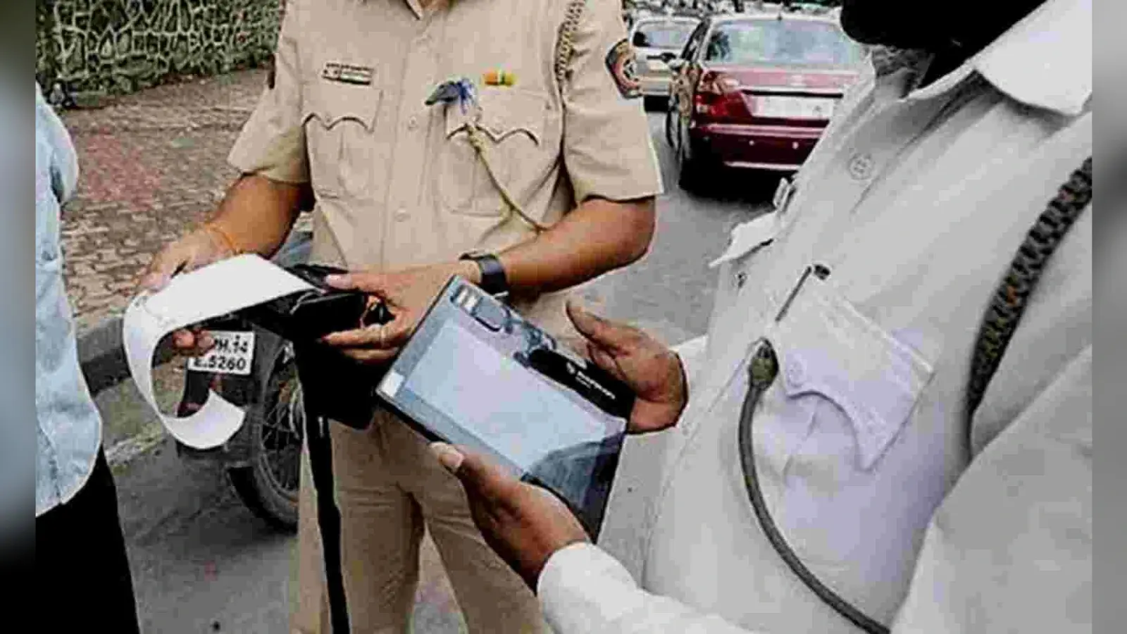 Maruti Alto चलाने के लिए भी पहनना होगा हेलमेट? जानें केरल ट्रैफिक पुलिस का कारनामा