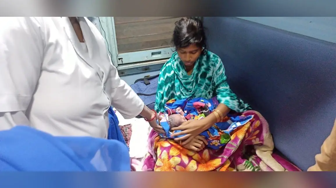 Prayagraj News: बिहार की महिला को चलती ट्रेन में हुई प्रसव पीड़ा, डॉक्टरों ने कराया सामान्य प्रसव