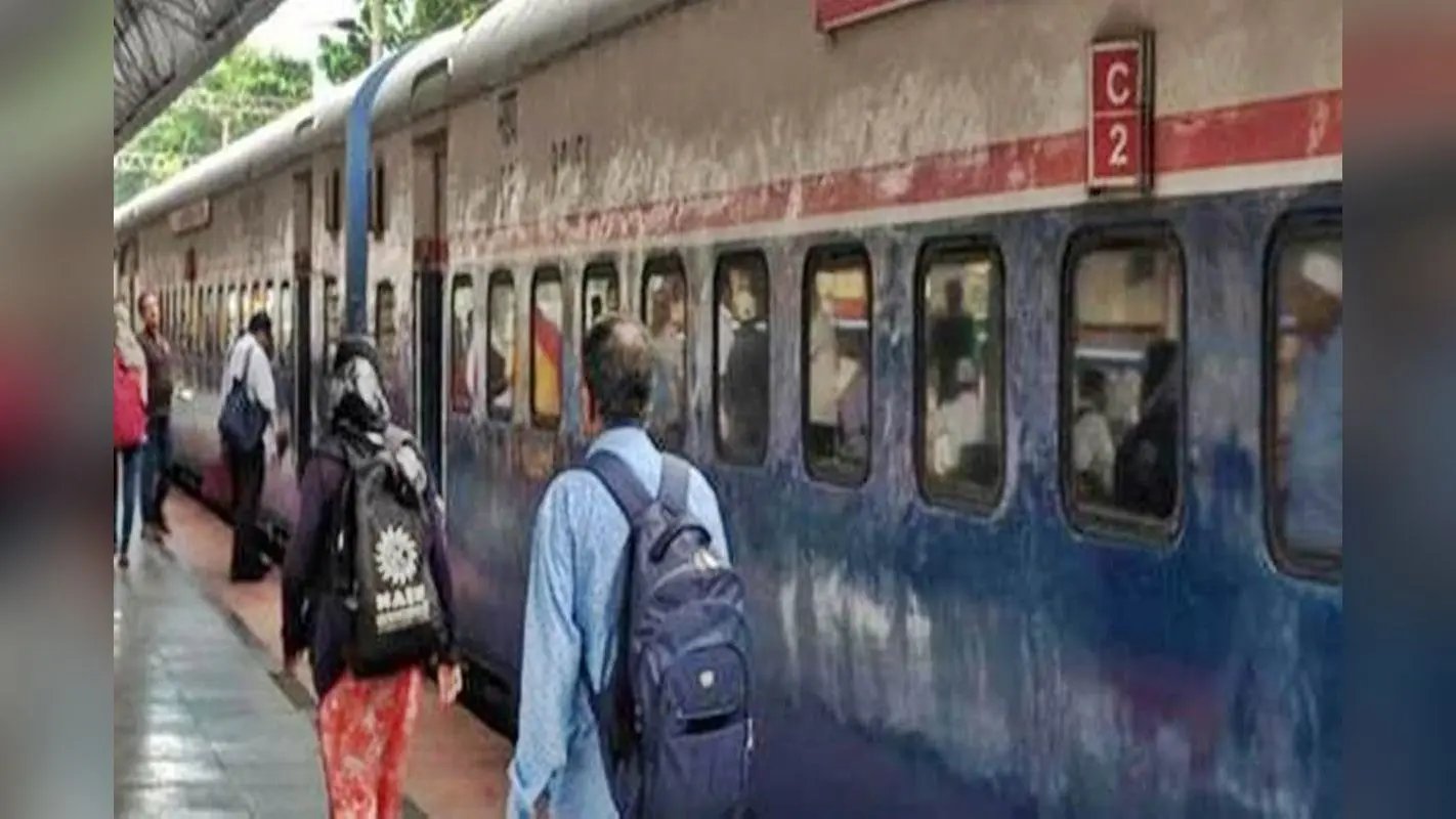 झारखंड: मालगाड़ी पर लदी रेल पटरी से टकराया इंजन, ट्रेनों का परिचालन बाधित, डीआरएम ने दिया जांच का आदेश