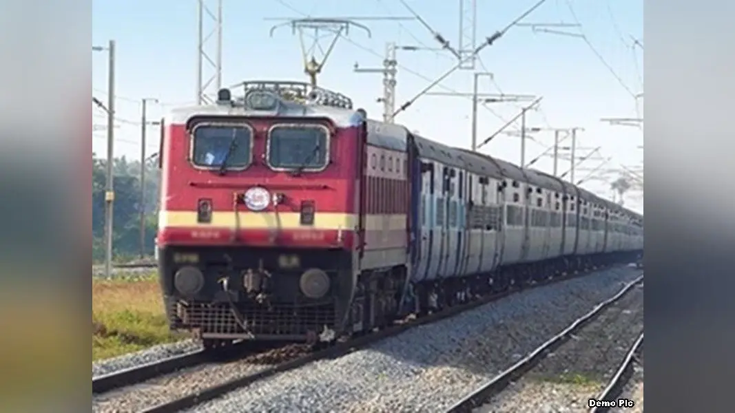 IRCTC News, Indian Railways: यात्रियों को रेलवे की सौगात, लंबी लाइनों से मिल गया छुटकारा, इस मोबाइल ऐप से ऐसे बुक करें टिकट