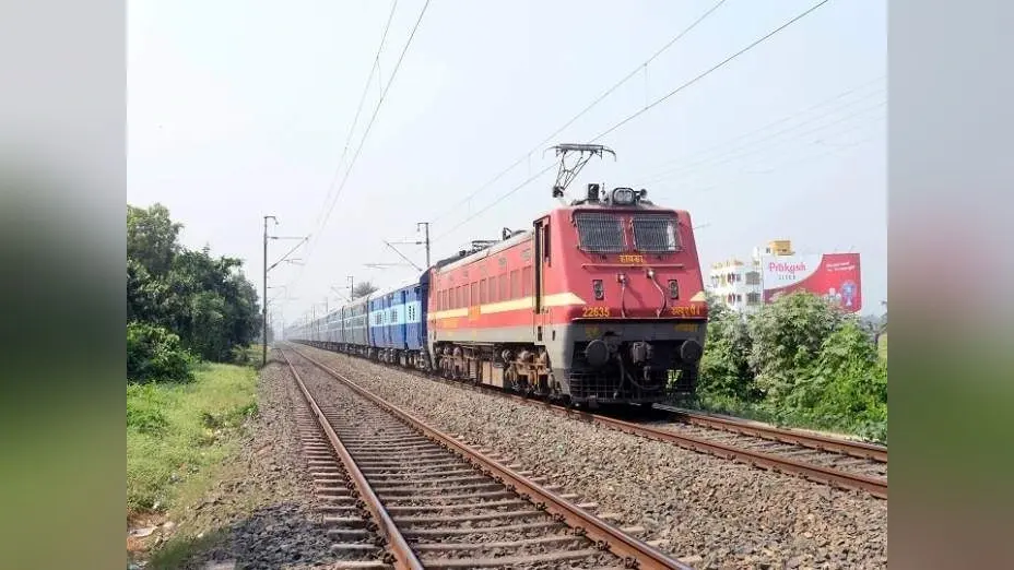 Train Accident: गोदावरी एक्सप्रेस ट्रेन में बड़ा हादसा, बेपटरी हुए 6 डिब्बे, कई ट्रेनें कैंसिल- इनके बदले रूट