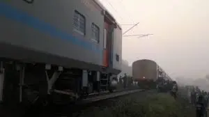 UP: प्रयागराज में दो हिस्सों में बंटी गंगा गोमती एक्सप्रेस, कपलिंग टूटने से हुआ हादसा, बाल-बाल बचे यात्री