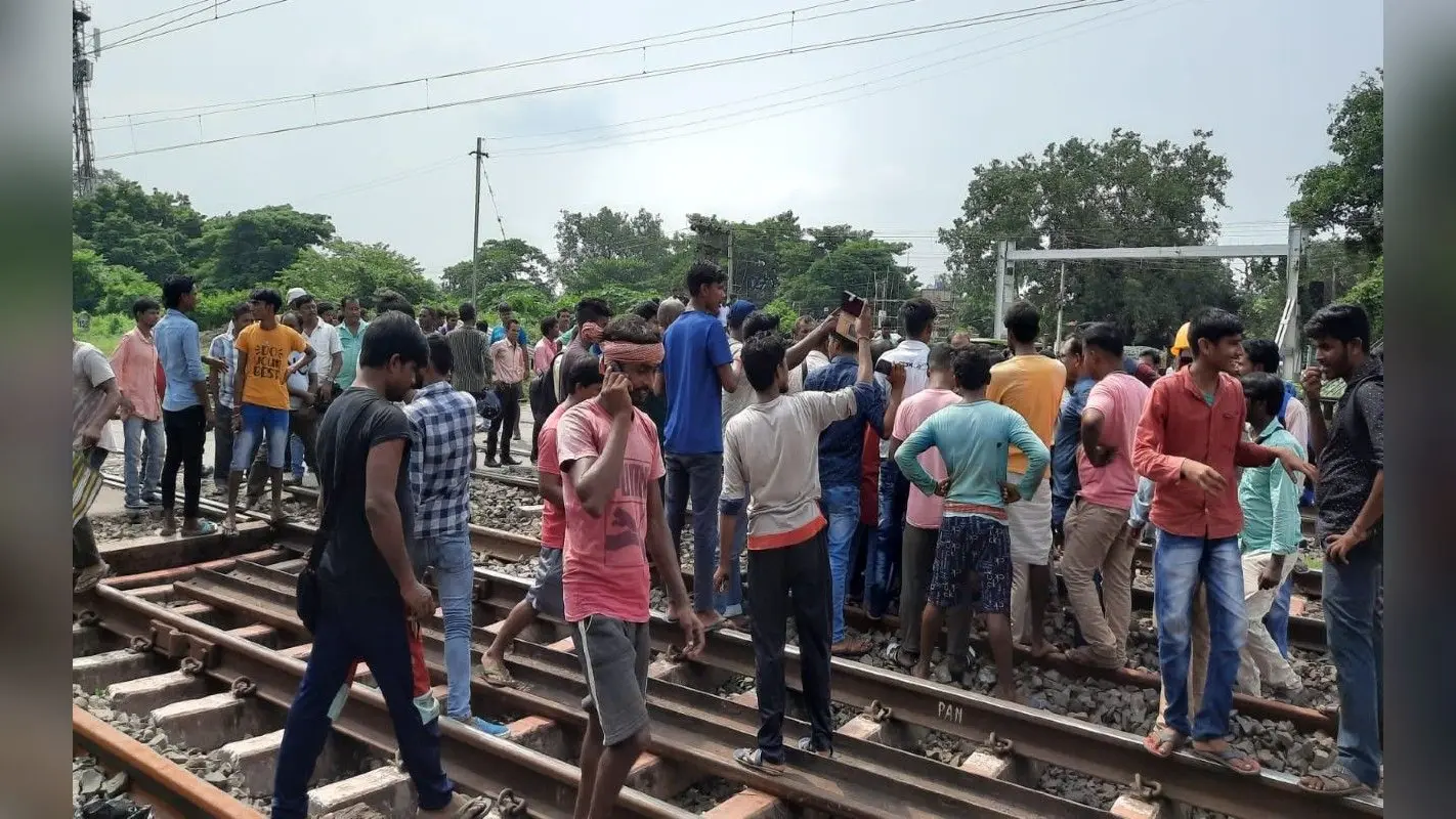 West Bengal: पानागढ़ रेलवे स्टेशन पर रहा डेढ़ घंटे तक फाटक बंद, लोगों ने गेटमैन के खिलाफ किया जमकर विरोध