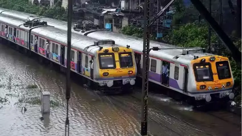 UP News: बारिश के कारण 15 जुलाई तक कई ट्रेनें रद्द, 100 से अधिक बसों के संचालन पर ब्रेक, हवाई सेवाएं बनी सहारा