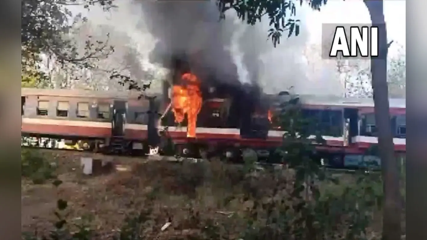 MP Train Accident: रतलाम में पैसेंजर ट्रेन के दो बोगियों में भीषण आग, मची अफरा-तफरी