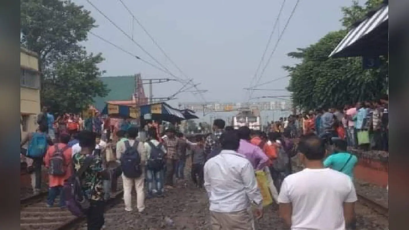 West Bengal: खाना जंक्शन पर राजधानी एक्सप्रेस को रोककर यात्रियों ने किया विरोध प्रदर्शन, ये है वजह