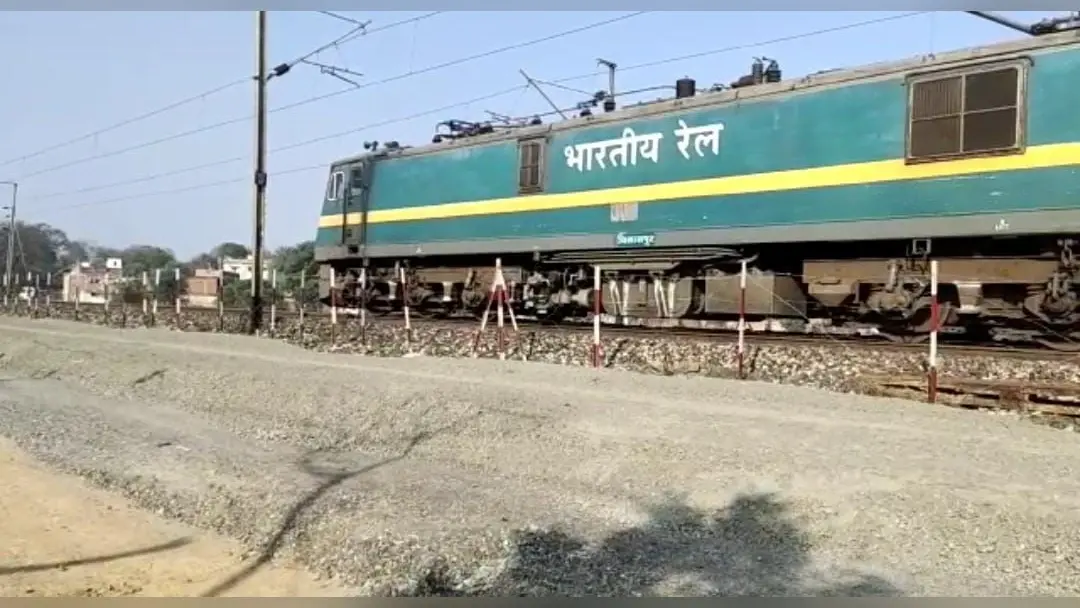 बिहार में टला बड़ा रेल हादसा, गार्ड ब्रेक वैन ने पार किया रेड सिग्नल, चालक और सहायक चालक निलंबित