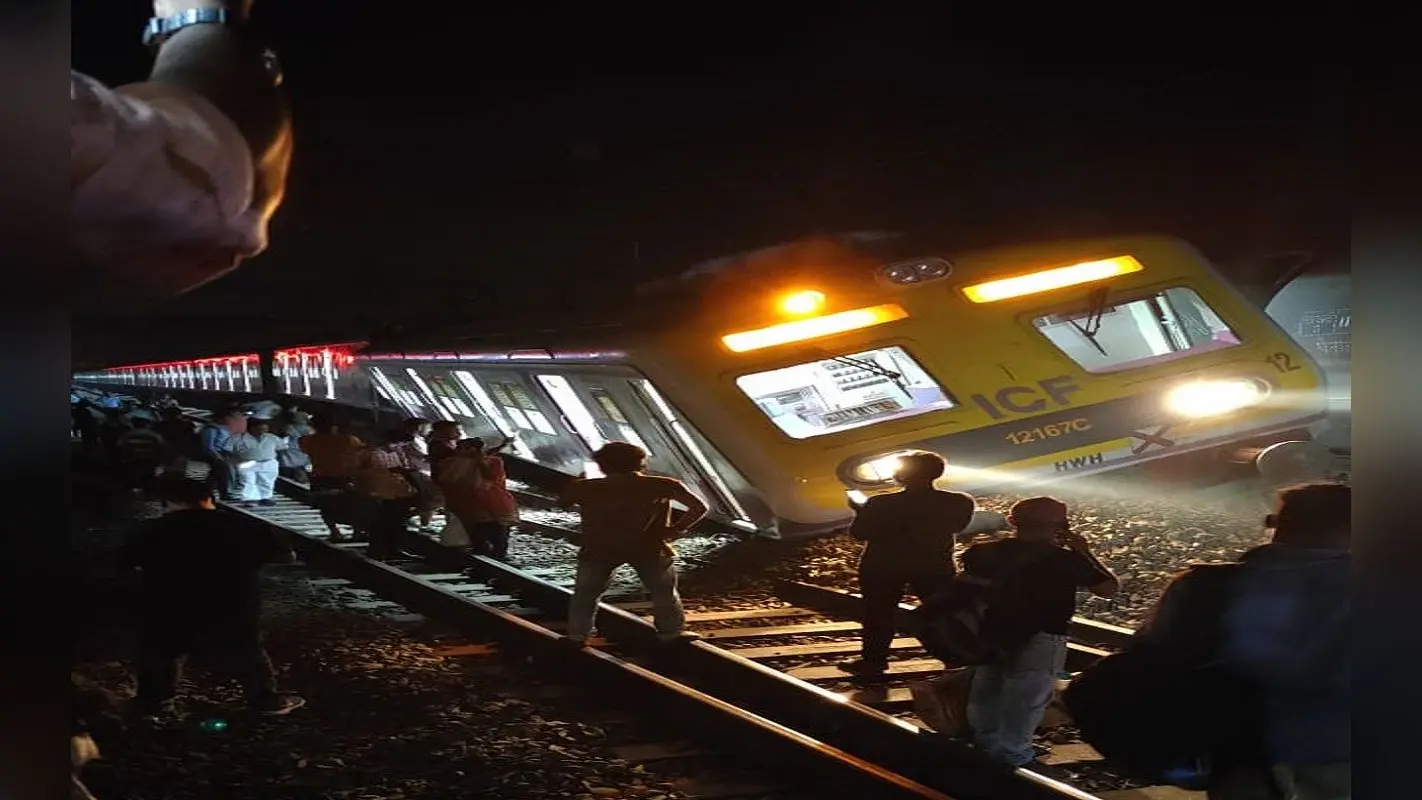 Indian Railways News:बर्द्धमान-बंदेल लोकल ट्रेन पटरी से उतरी, हावड़ा जाने वाली ट्रेनें प्रभावित, यात्री परेशान