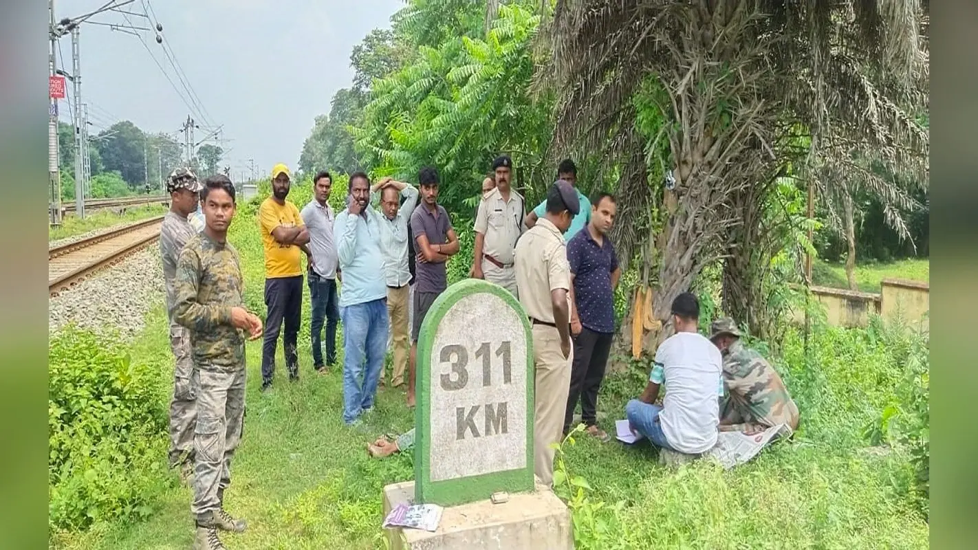 Jharkhand News: झारखंड में चक्रधरपुर रेलवे स्टेशन के पास ट्रेन से कटकर युवक की मौत, बड़े भाई ने बतायी वजह