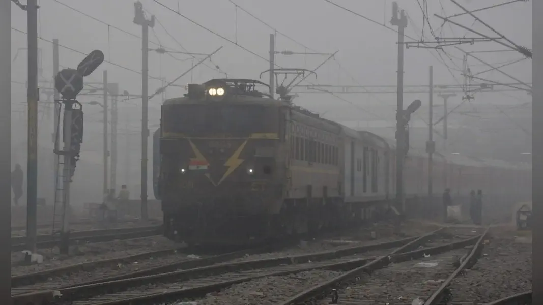 Train Running Status Today: कोहरे से स्पीड पर लगा ब्रेक,दिल्ली-मुंबई आने-जाने वाली ये ट्रेनें कई घंटे लेट