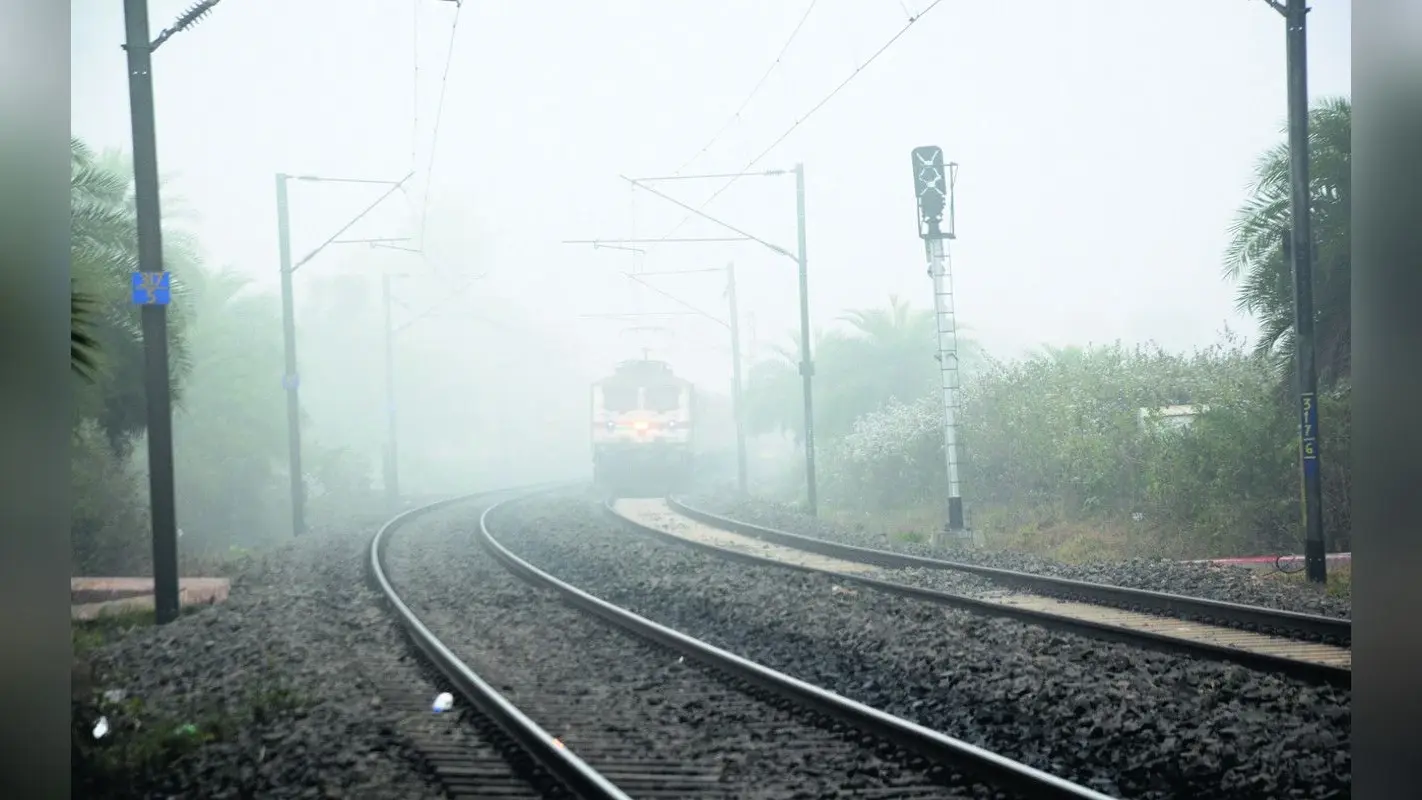 Indian Railways News: झारखंड से गुजरने वाली कई ट्रेनों पर कोहरे का असर, आज भी घंटों लेट आएगी रेलगाड़ियां