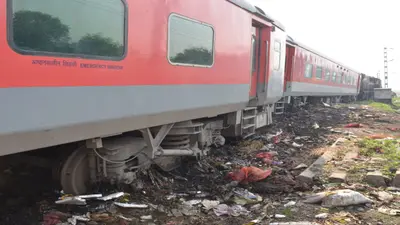 हावड़ा स्टेशन पर बेपटरी हुई आमता-हावड़ा लोकल