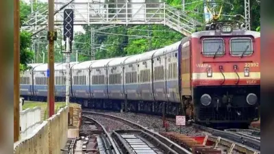 जमशेदपुर : पैसेंजर ट्रेन रोक मालगाड़ी पास कराने को लेकर फिर से हंगामा, ट्रेनों का परिचालन को यात्रियों ने रोका