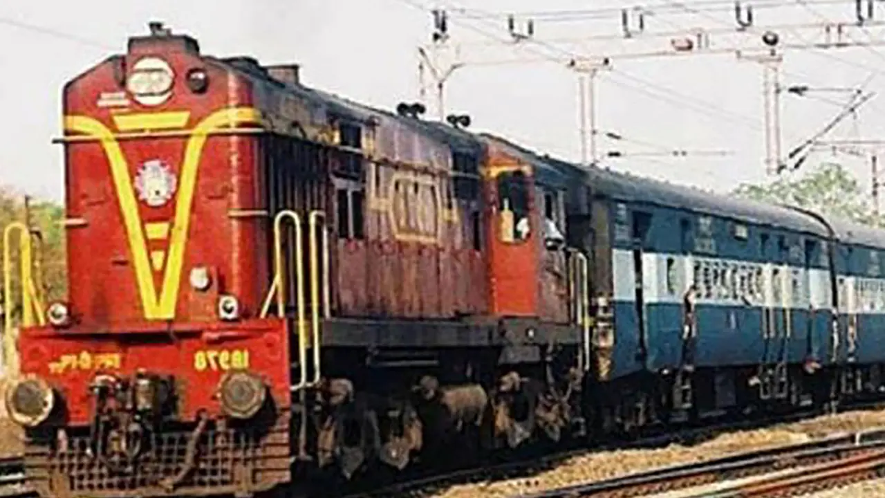 Train Cancellation News: कोहरे के कारण कई ट्रेनें कैंसिल, कई के बदले फेरे, यहां देखें पूरी लिस्ट